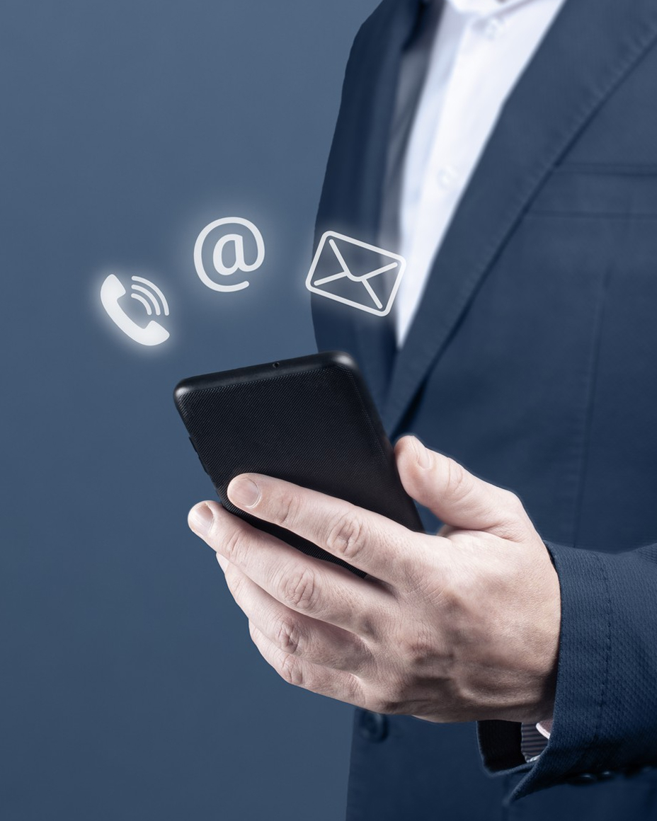 Mann mit Smartphone in der Hand